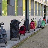 Le revenu des ménages a été fortement affecté par la pandémie. 11,3% de la population ont déclaré être confrontés à une baisse de revenu à cause de celle-ci. Ici, caddies positionnés devant un centre de distribution de nourriture à Genève en novem...